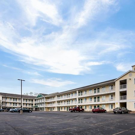 Hometowne Studios By Red Roof Kansas City - Worlds Of Fun Exterior photo